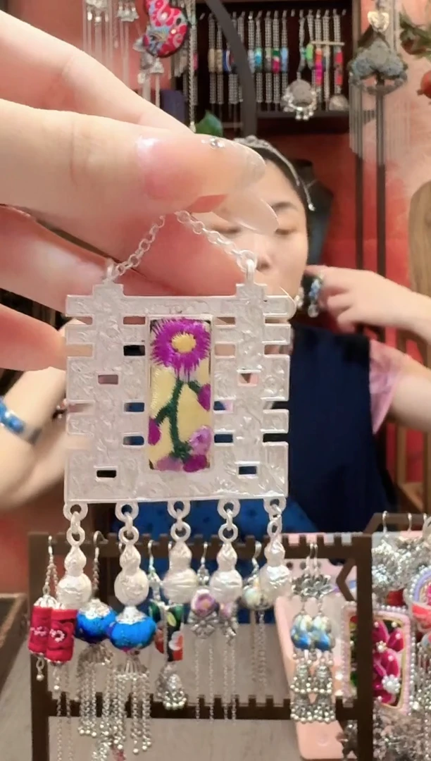 织绣云织谣民族风精美饰品  131