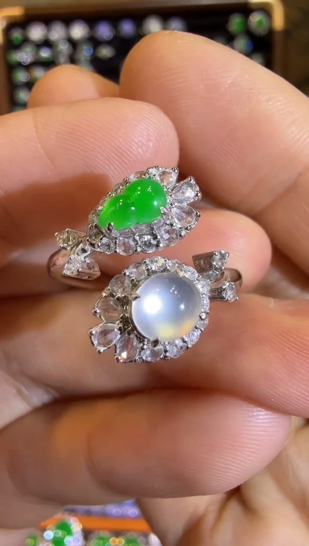 【闪购商品】翡翠戒指18K金镶嵌玻璃种蛋面满绿葫芦设计款