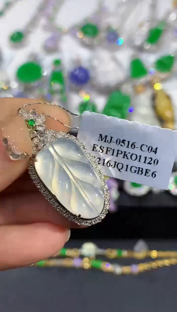 吊坠(不含链)18K金镶嵌翡翠LSR多样性发其一