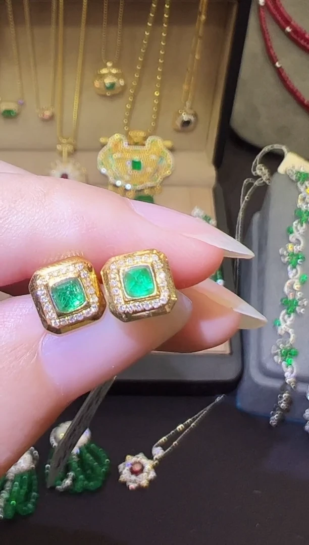 18K金镶嵌耳饰祖母绿0.41ct