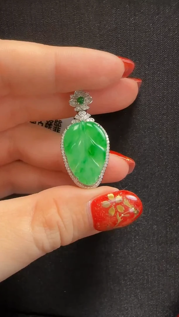 【闪购商品】翡翠颈饰18K金镶嵌552叶子一个