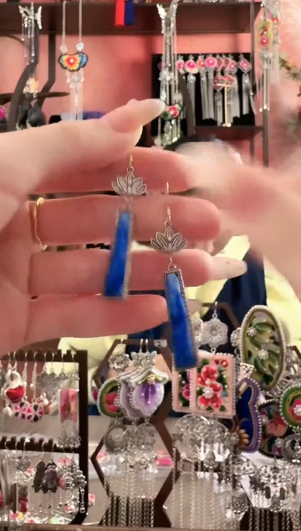 织绣云织谣民族风精美饰品   239*