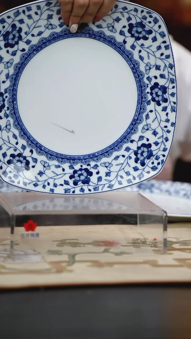 1个微瑕青花牡丹10英寸四方盘