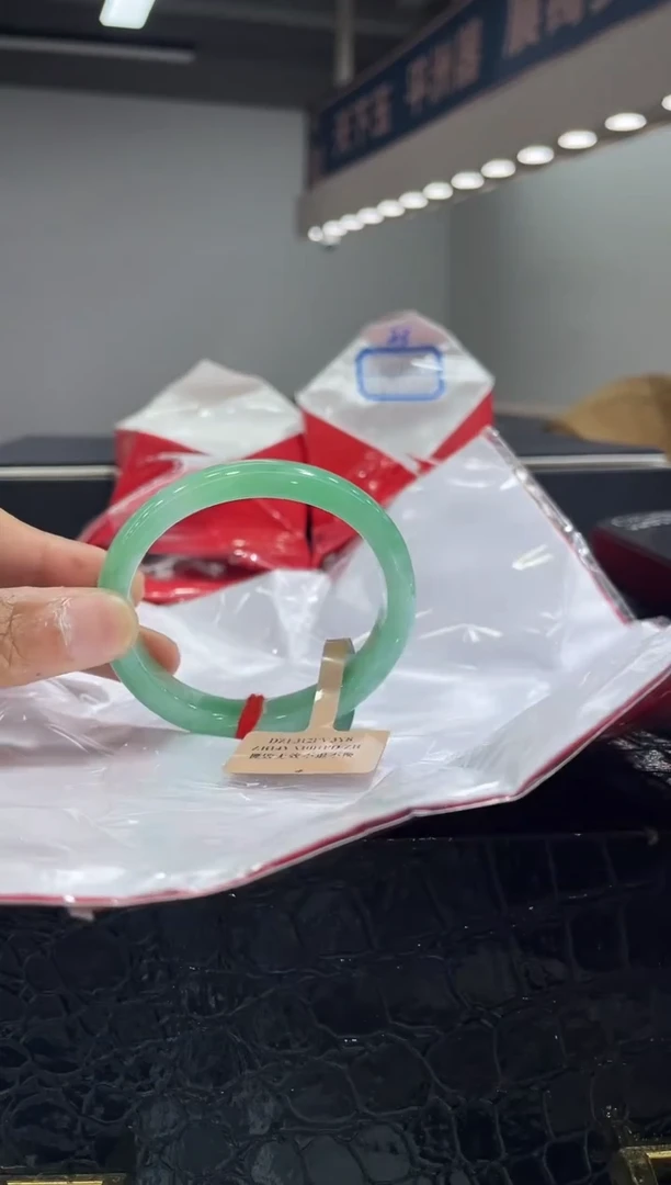 未镶嵌手镯（贵妃镯）翡翠1