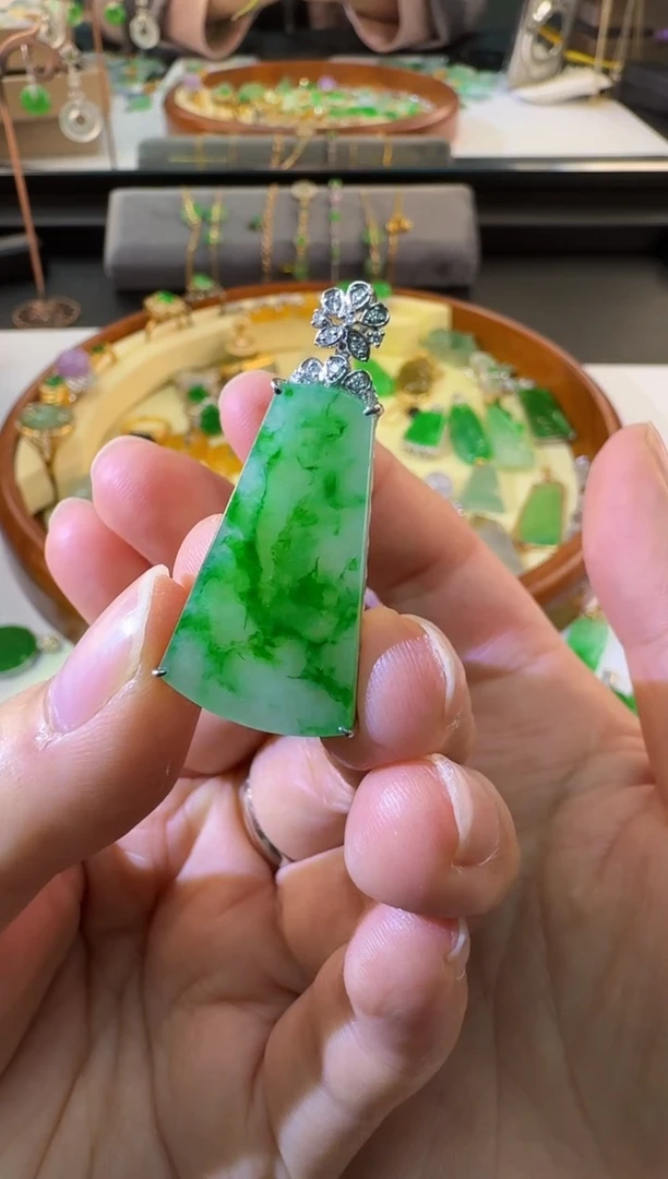 【闪购商品】翡翠颈饰18K金镶嵌缅甸翡翠A货吊坠