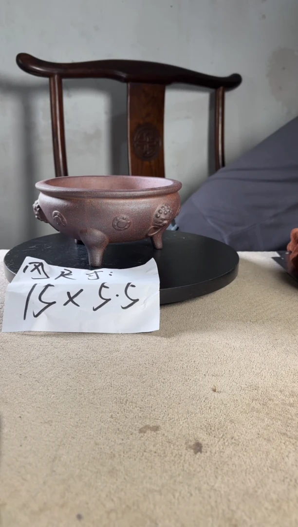 A宜兴紫砂小花盆