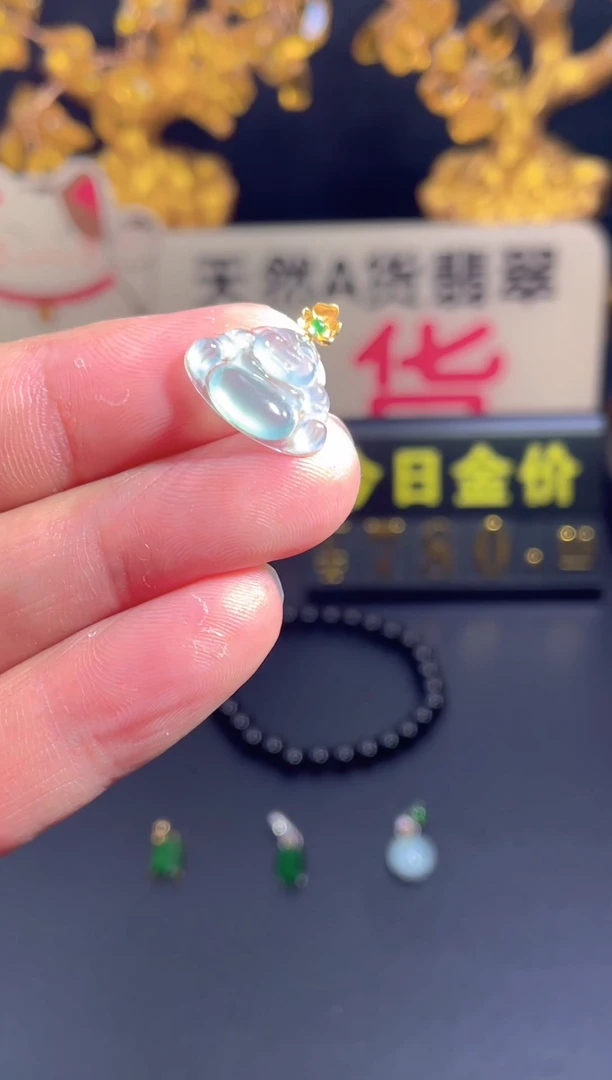翡翠18K金镶嵌颈饰