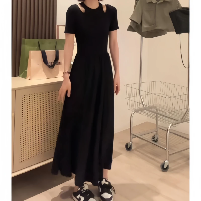 秋季时尚设计款挂脖赫本风小黑裙极简风收腰显瘦设计感开叉连衣裙