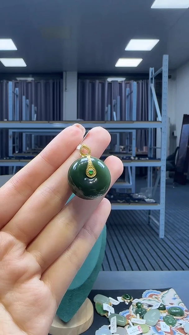 18K金镶嵌和田玉挂件1