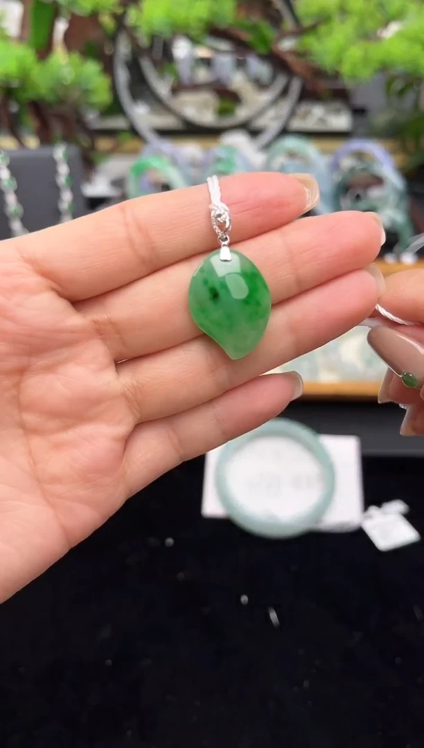 颈饰18K金镶嵌翡翠吊坠