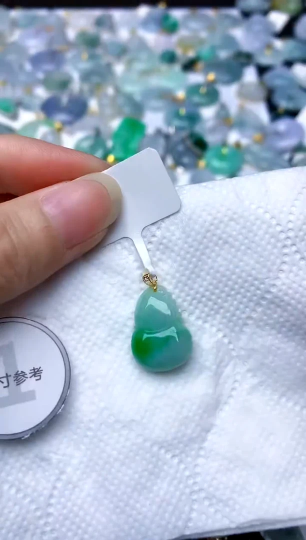 颈饰18K金镶嵌翡翠天然A货翡翠