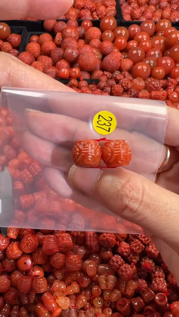南红玛瑙未镶嵌颈饰1