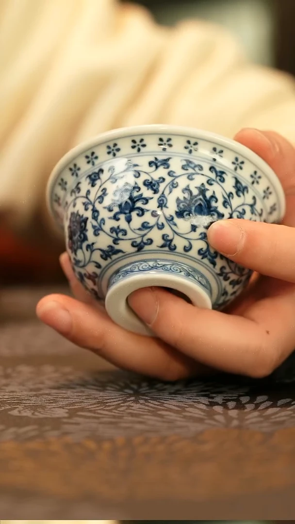 中式仿明永乐双狮缠枝莲压手