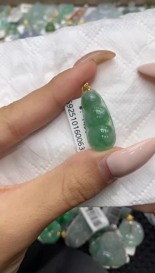 颈饰18K金镶嵌翡翠111111111111