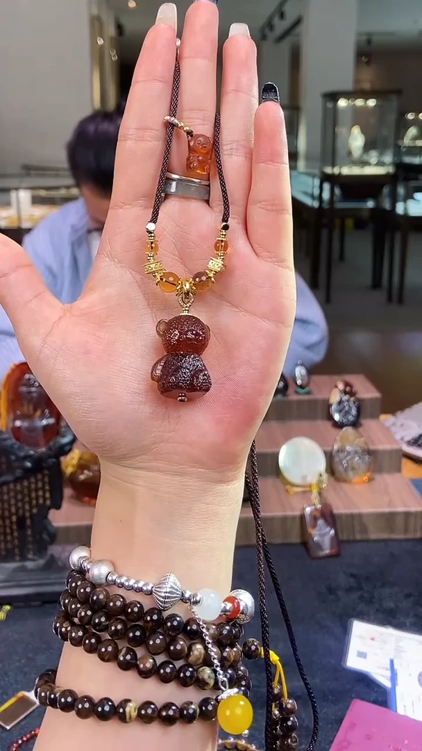 琥珀颈饰未镶嵌缅甸琥珀小熊雕刻件吊坠