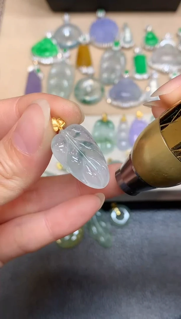 颈饰18K金镶嵌翡翠树叶【无服务费