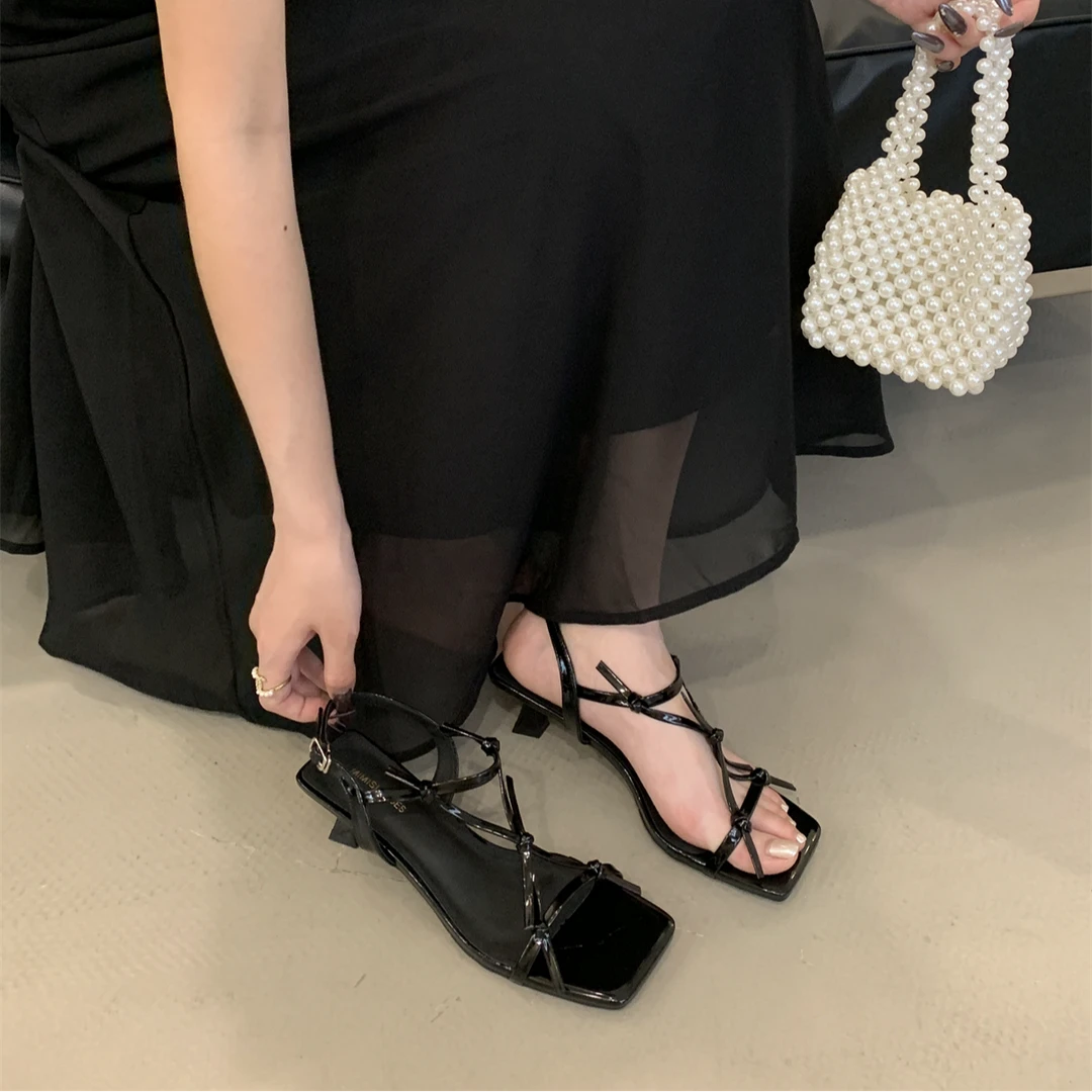 法式高级感细带露趾银色凉鞋女夏季3cm小高跟不累脚绝美罗马鞋子