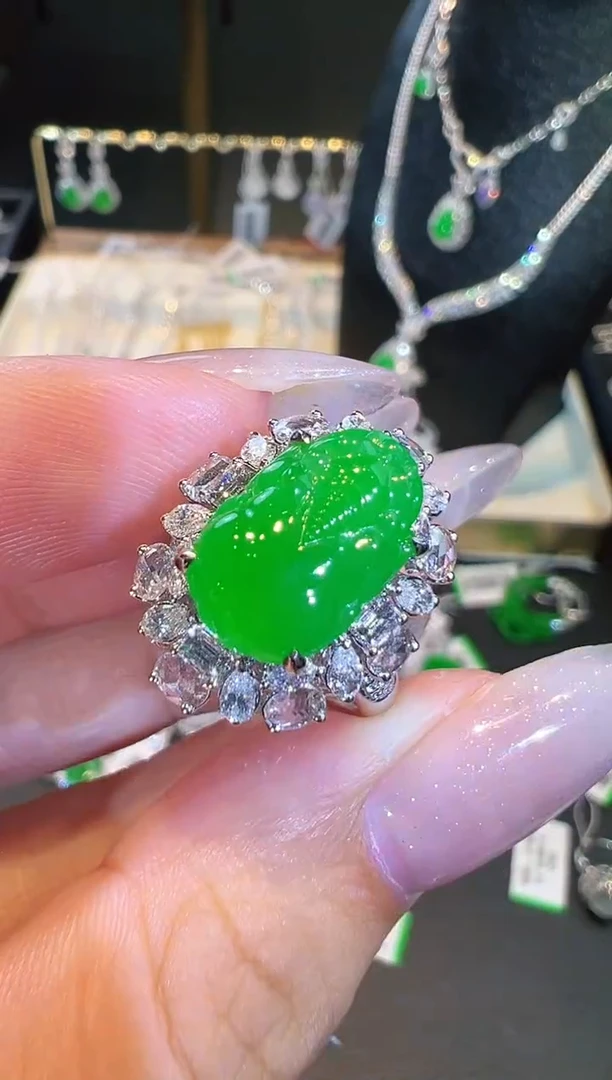 翡翠戒指18K金镶嵌翡翠