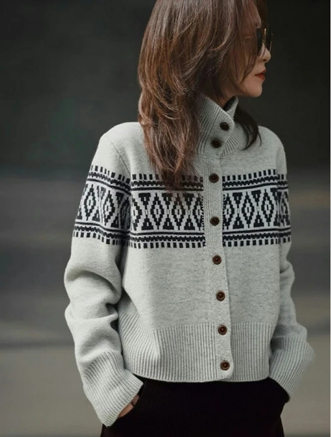 长袖高领单排扣浅灰色上衣女2025冬高级感别致宽松慵懒风毛衣开衫