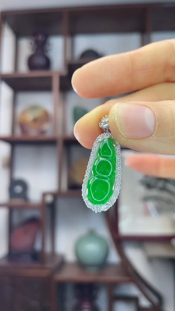 吊坠(赠链)未镶嵌翡翠D35辣绿四季豆