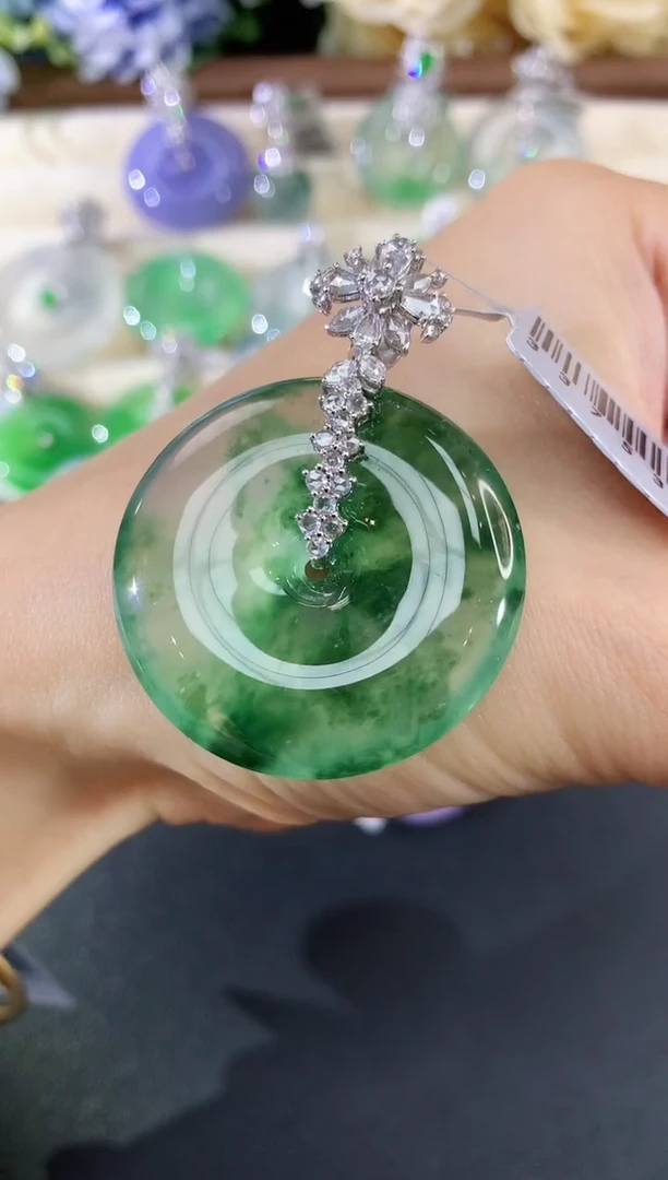 吊坠(不含链)18K金镶嵌翡翠小****?93|146000