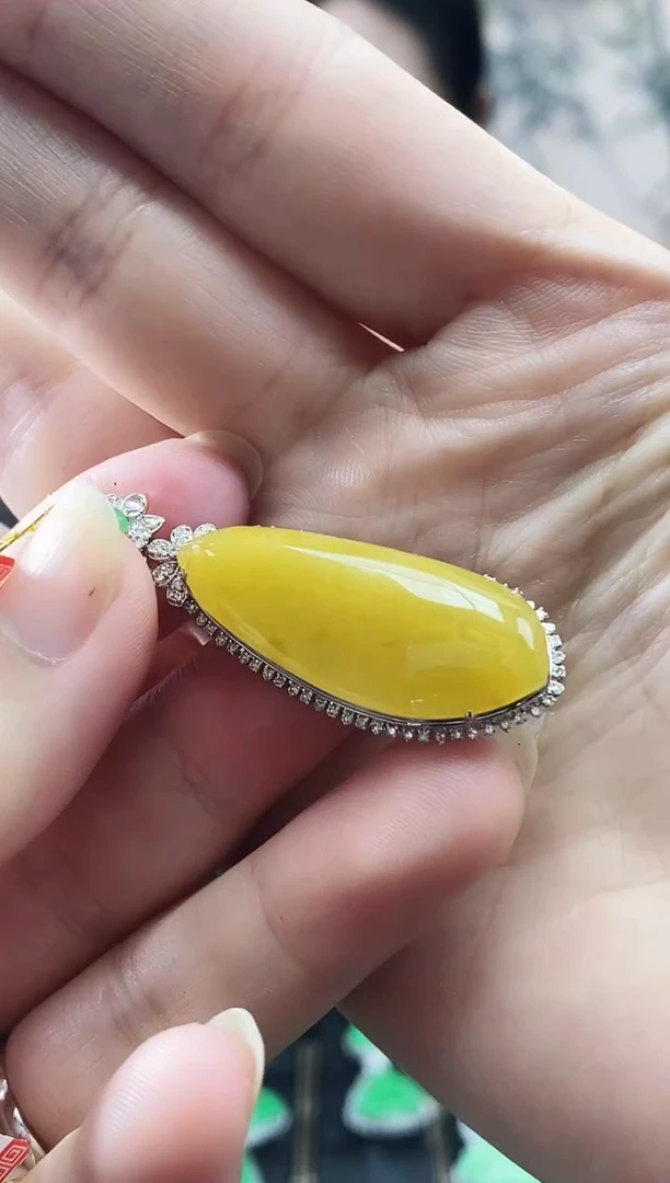 颈饰18K金镶嵌翡翠福瓜