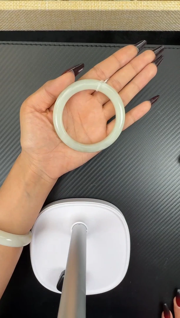 和田玉手镯未镶嵌且末微色差糖白56手镯