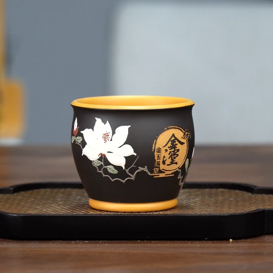 8120宜兴紫砂茶具黄段粉浆黑朱泥堆绘玉兰刻绘金玉满堂主人杯160c