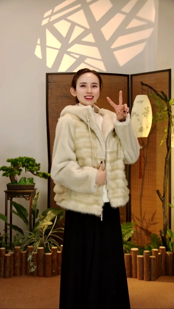 米色连帽龙猫款毛毛外套