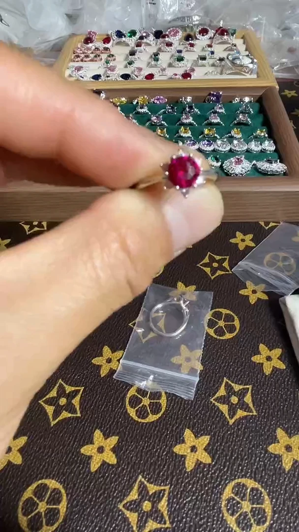 银S925镶嵌合成钻石红女戒