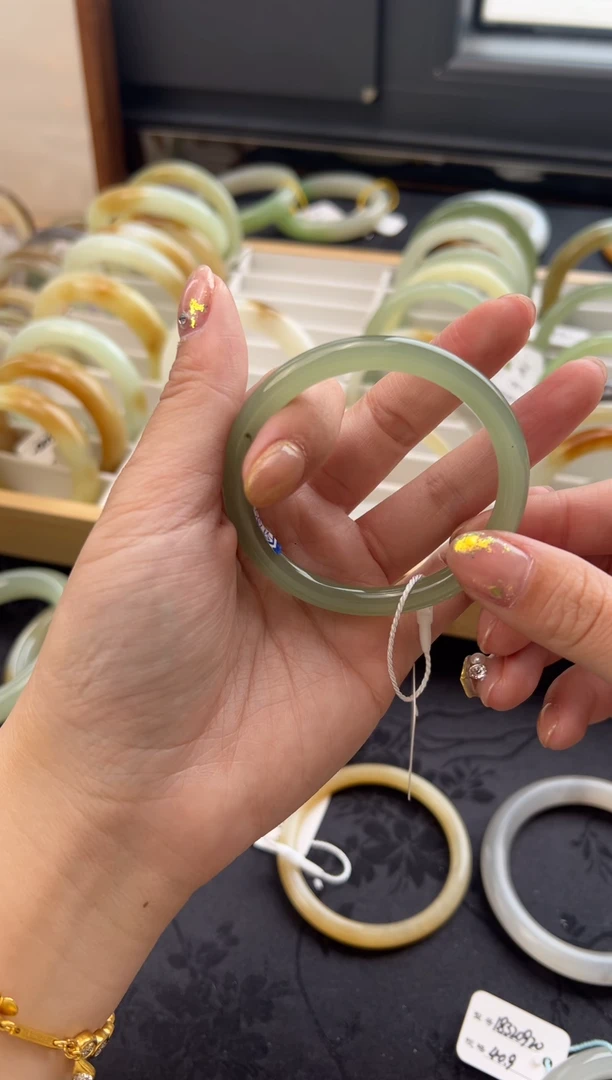 【闪购商品】和田玉手镯未镶嵌冰晴细条 52