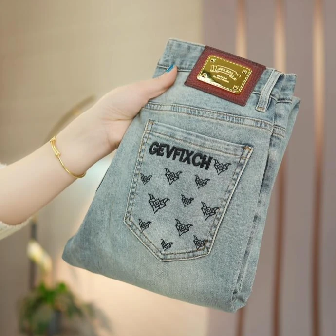 2025春季新款刺绣浅蓝色男士修身小直脚牛仔裤潮流百搭裤时尚男装