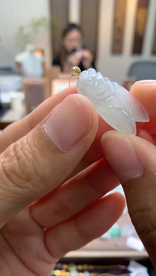 颈饰18K金镶嵌翡翠蝉