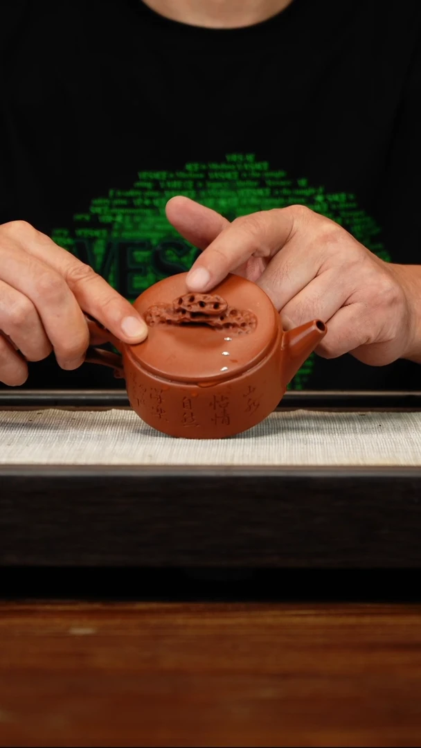 茶壶紫砂朱泥刻绘天际（锯钉）