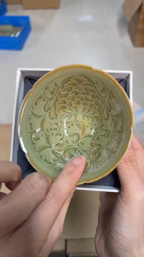 陶瓷纯手工橄榄绿塔牡丹葵口斗笠盏(一个）