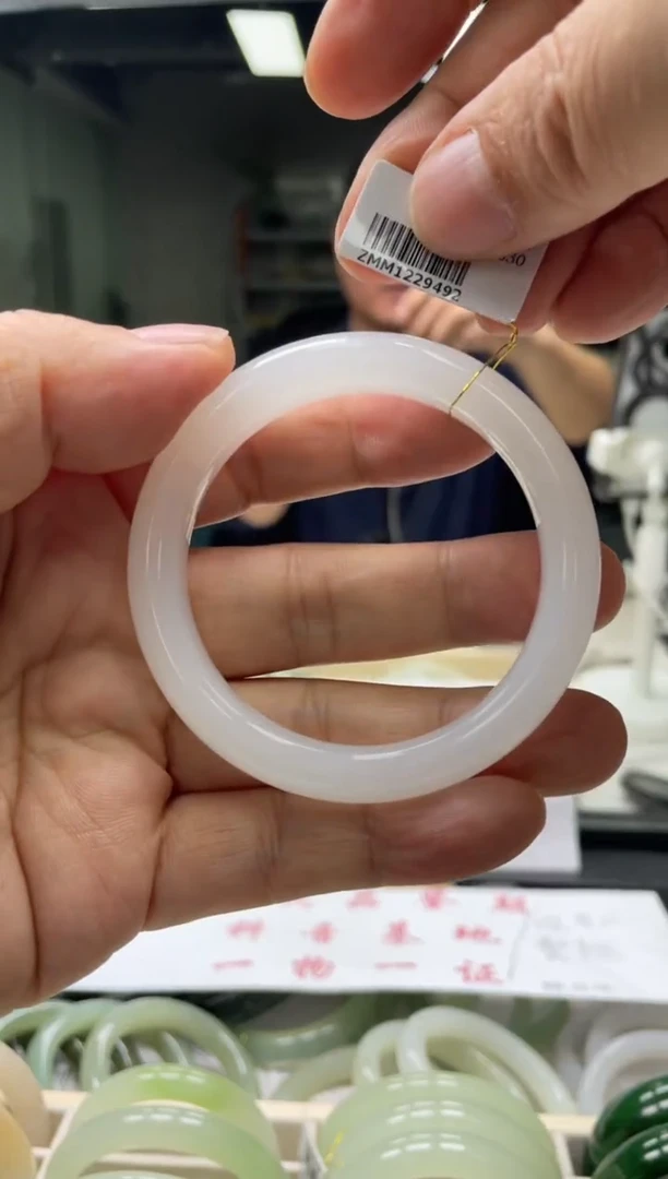 【闪购商品】和田玉手镯未镶嵌编码 9492圈口54-55