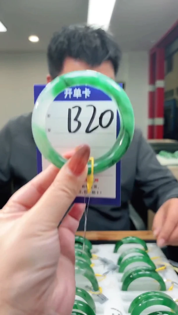 未镶嵌手镯石英质玉（非洲翠）55+