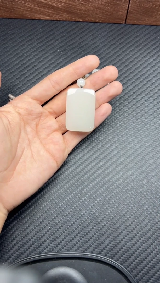 吊坠(赠链)未镶嵌和田玉黑色素材吊坠