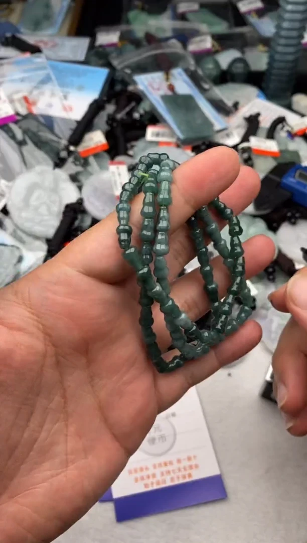 翡翠未镶嵌颈饰多样性发其一