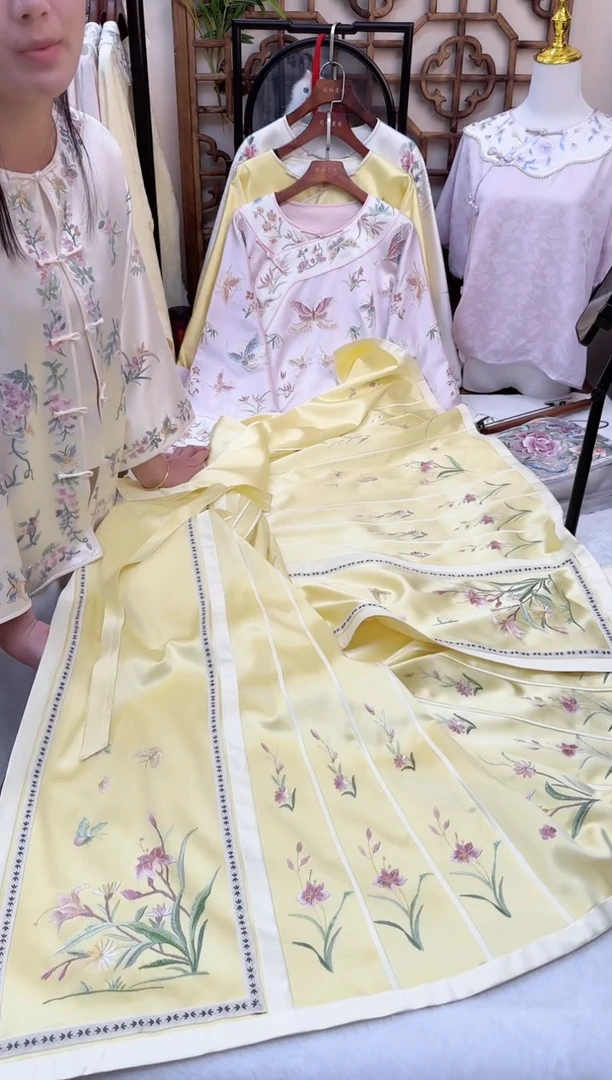 刺绣黄色马面裙  桑蚕丝非遗苏绣服饰