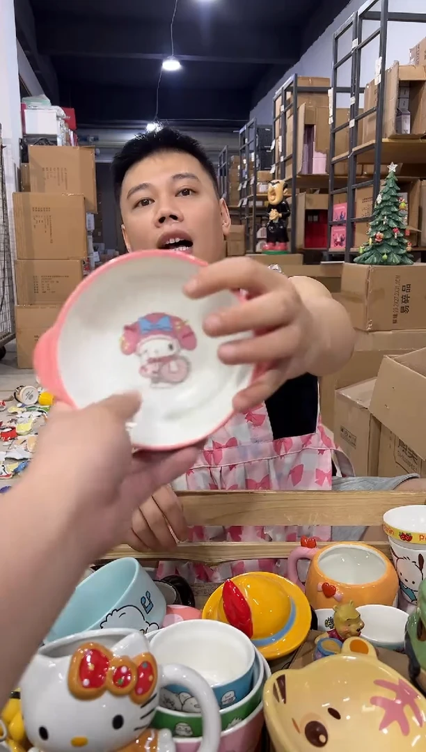 瓷片粉色美乐蒂小碗