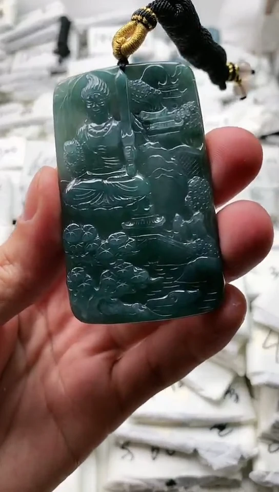 翡翠未镶嵌颈饰不动