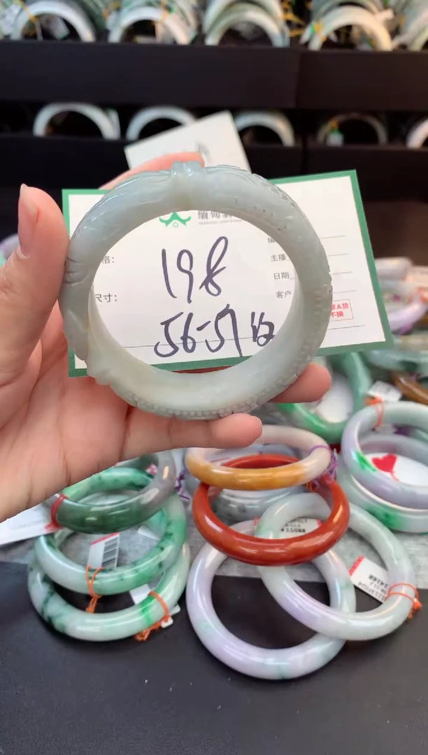 未镶嵌定制翡翠毛货需精细抛光+多人