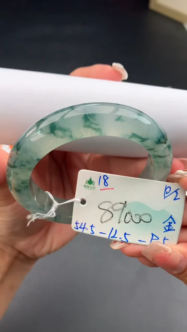 【闪购商品】翡翠手镯未镶嵌 #情人节#送礼，下单联系客服核对地址~
