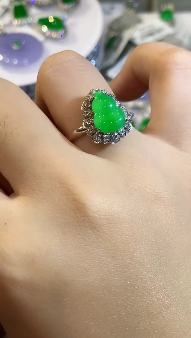 18K金镶嵌戒指翡翠多样性发其一