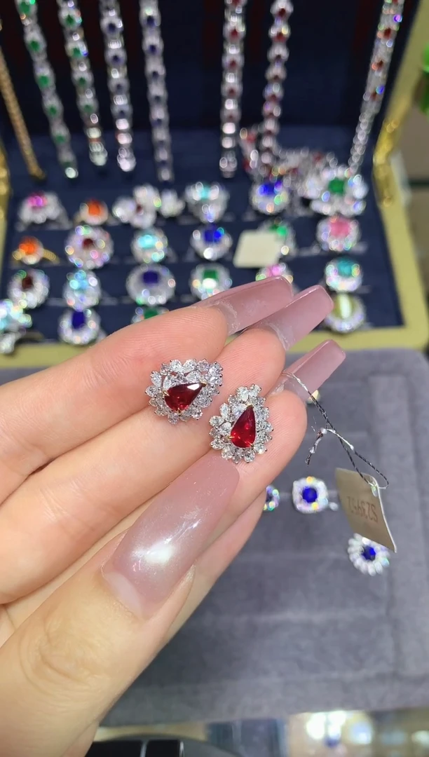 18K金镶嵌耳钉红宝石1.32CT