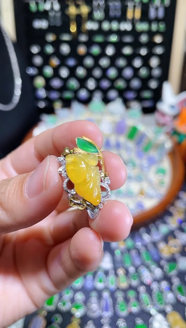 颈饰18K金镶嵌翡翠高冰胶黄翡花仙子吊坠