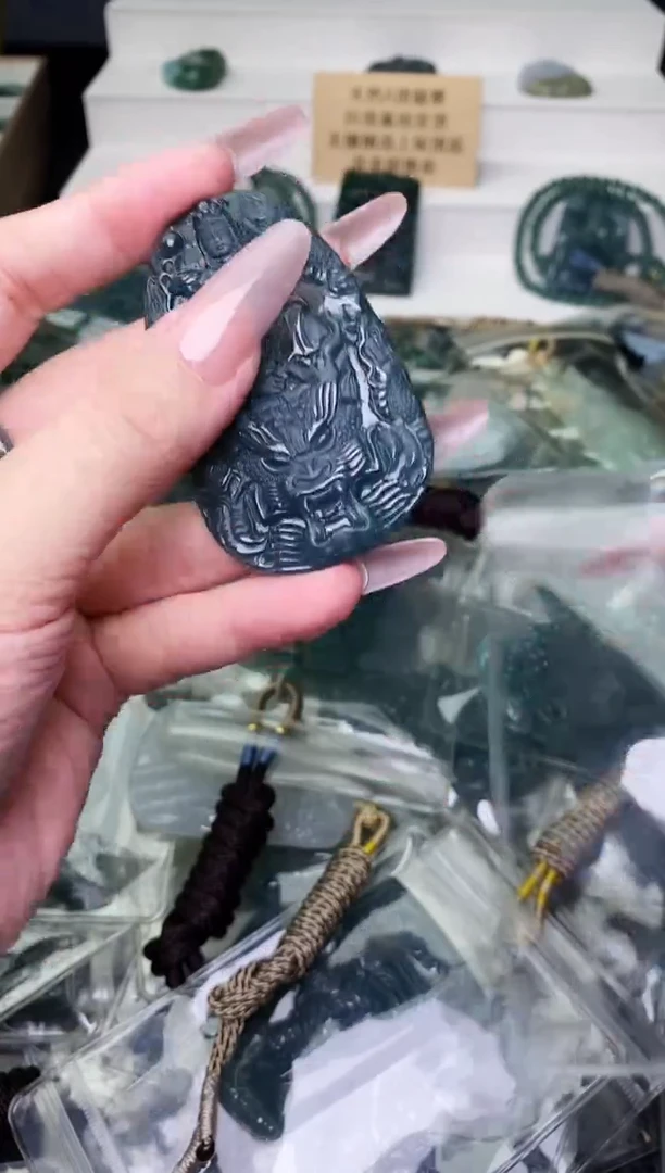 颈饰未镶嵌翡翠