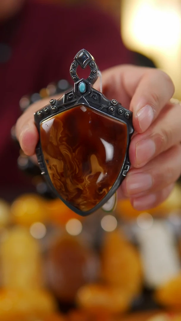 【闪购商品】蜜蜡颈饰银S925镶嵌花蜡盾牌吊坠90.9