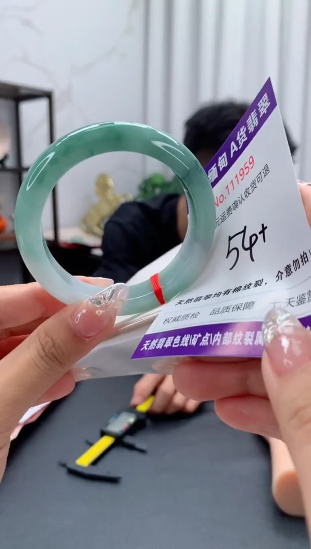 未镶嵌手镯翡翠有纹，完美者勿拍